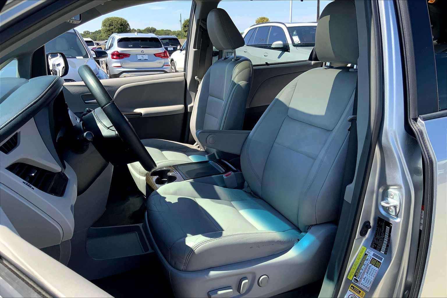 2017 Toyota Sienna XLE photo 7