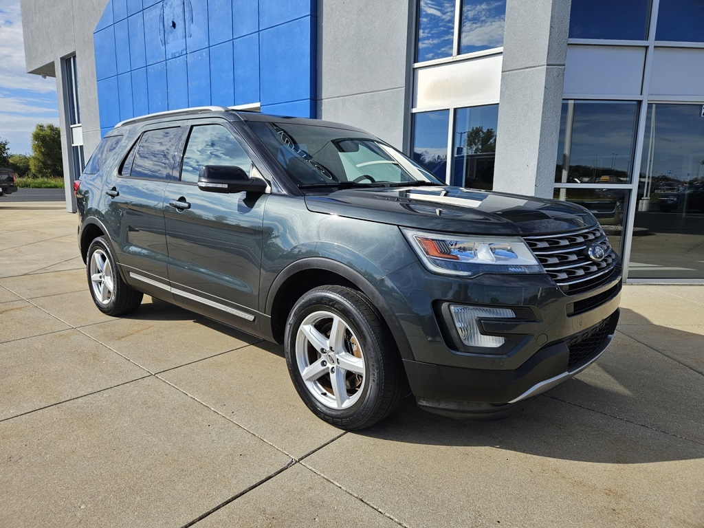 2016 Ford Explorer XLT photo 3
