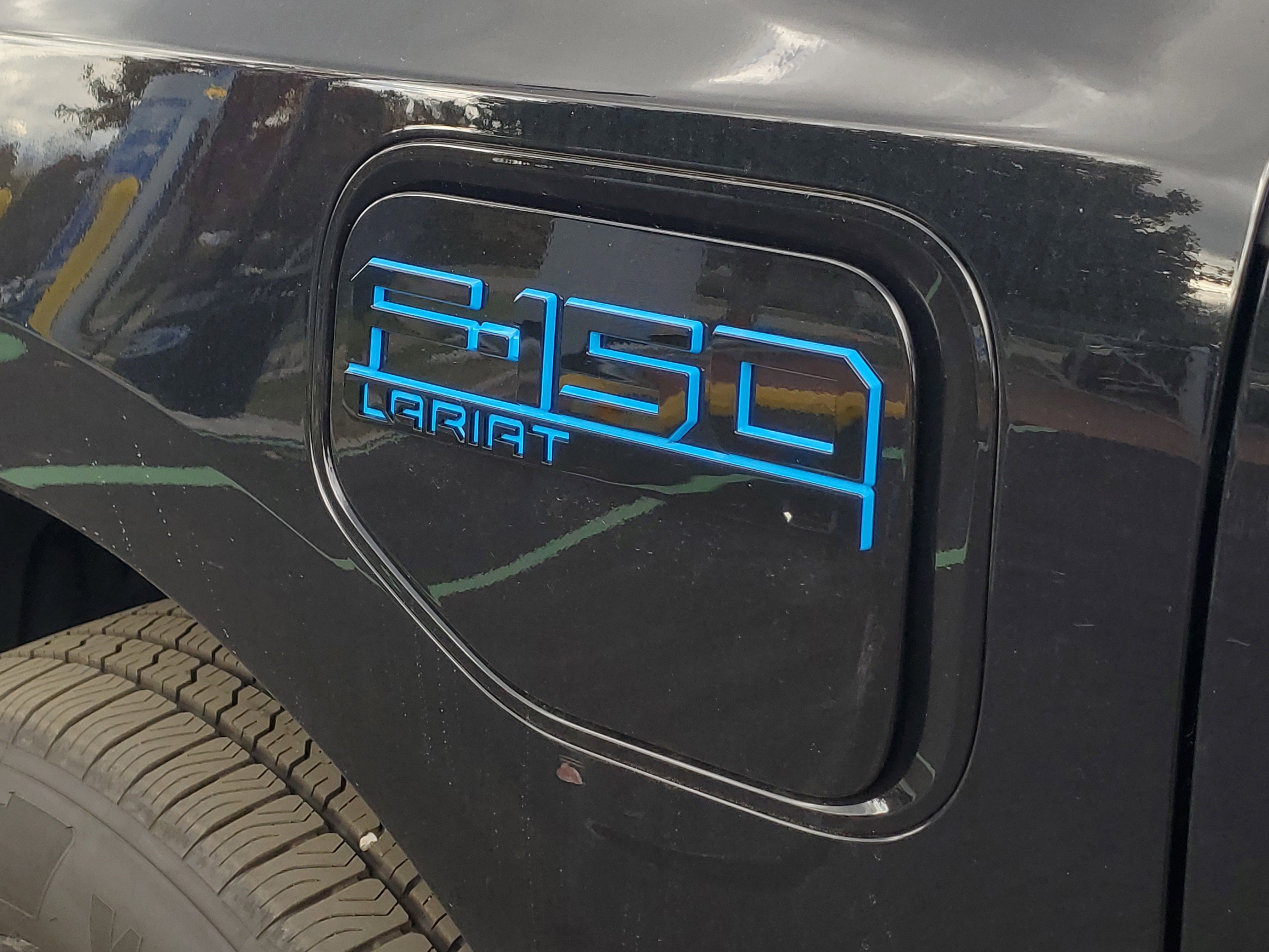 2025 Ford F-150 Lightning Lariat photo 2