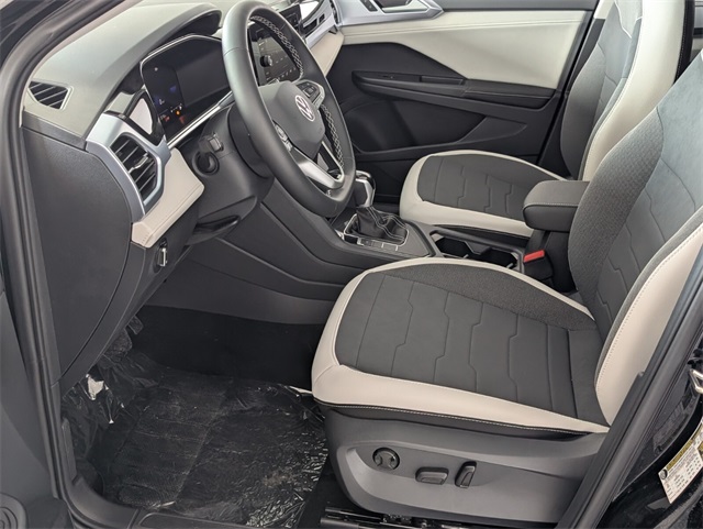 2025 Volkswagen Taos SE photo 6