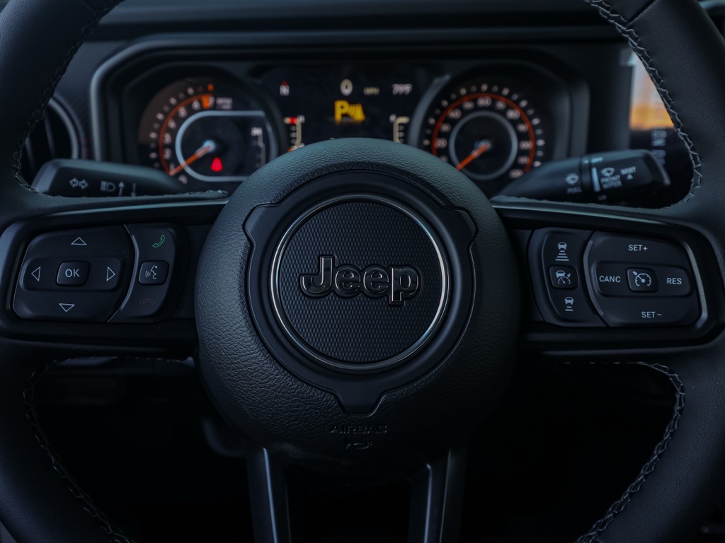 New 2026 Bright White Clear-Coat Exterior Paint Jeep Rubicon image 23