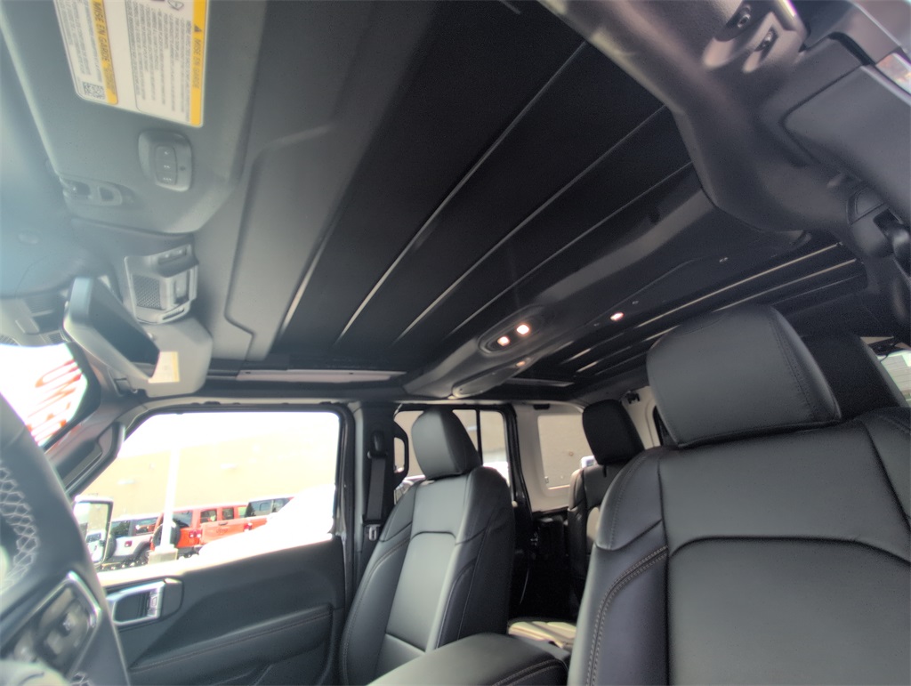 2025 Jeep Wrangler Sahara photo 21