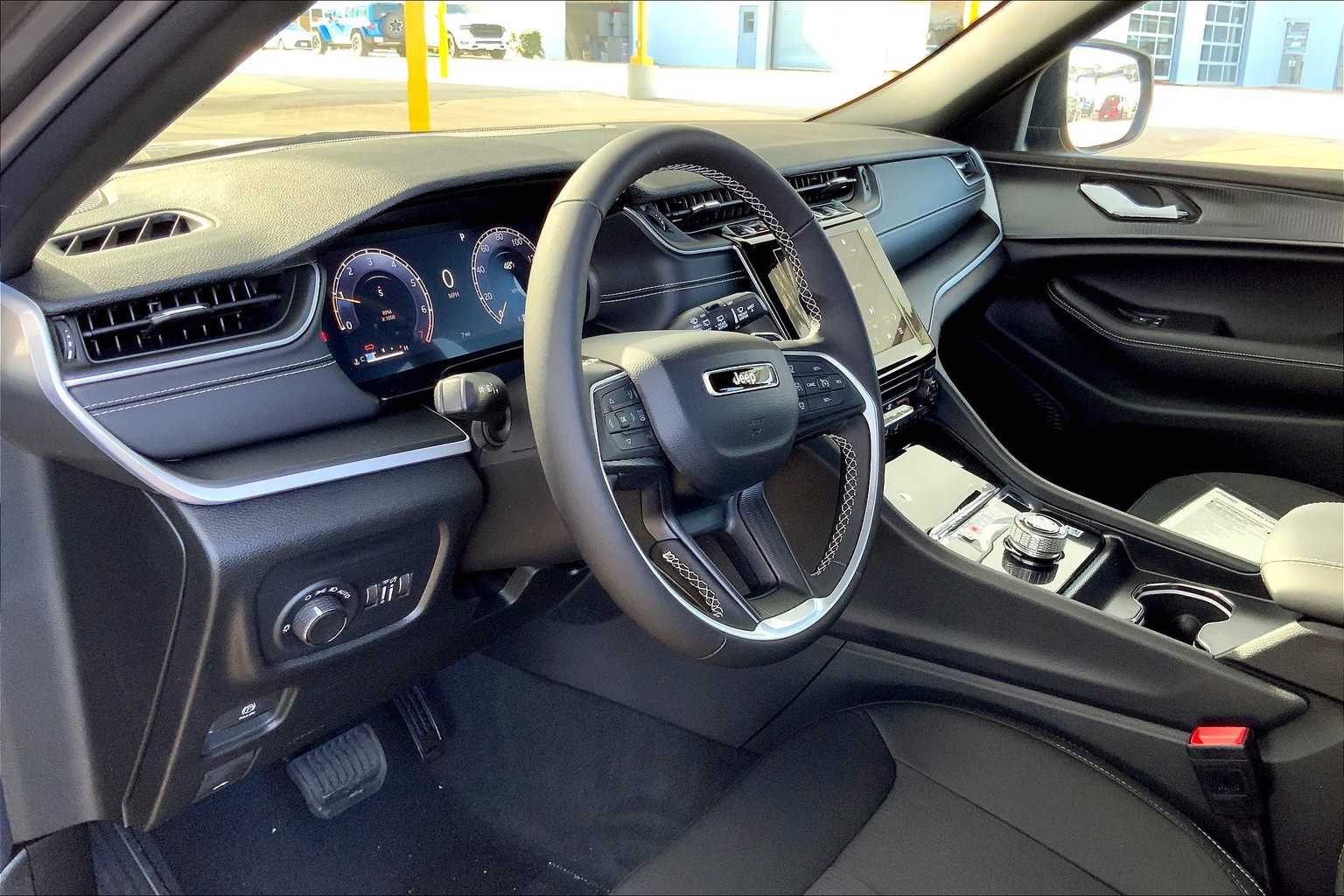 2025 Jeep Grand Cherokee Laredo X photo 8