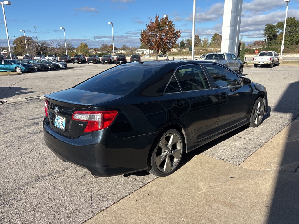 2012 Toyota Camry SE photo 2