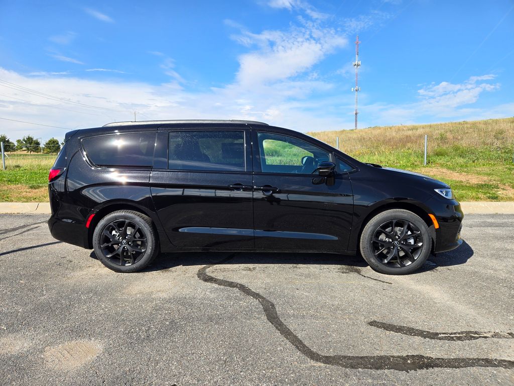 2026 Chrysler Pacifica photo 2