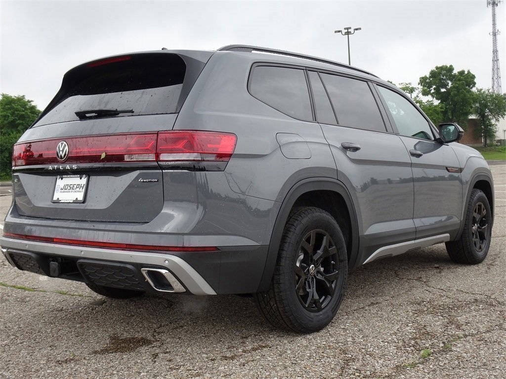2025 Volkswagen Atlas Peak Edition SE photo 2