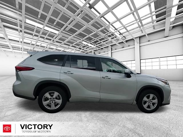 2023 Toyota Highlander L photo 2
