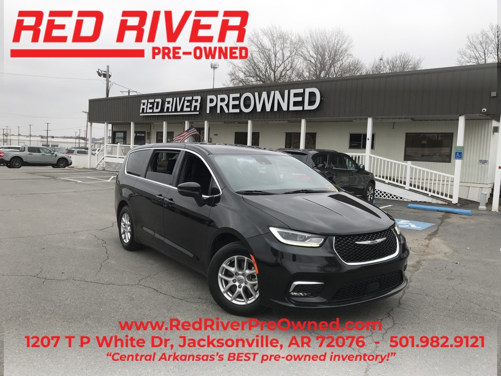 2023 Chrysler Pacifica Touring's photo