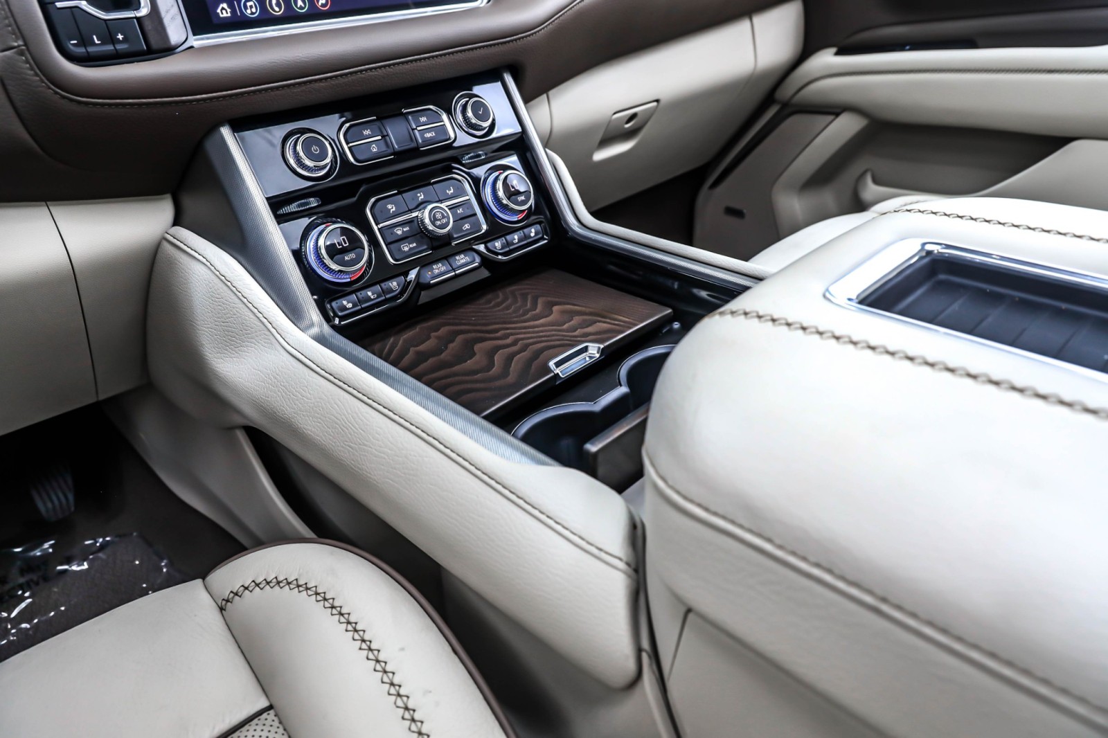 2021 Gmc Yukon Denali photo 3