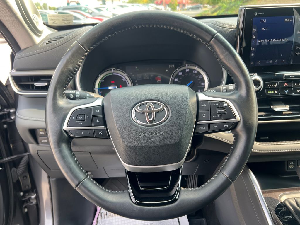 2022 Toyota Highlander Hybrid Limited photo 13