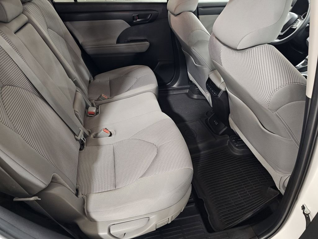 2024 Toyota Highlander LE photo 9