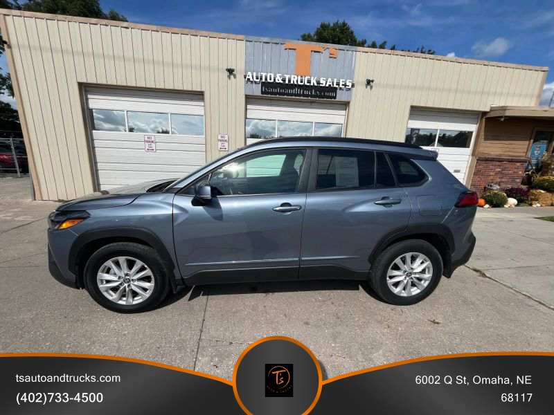 2024 Toyota Corolla Cross LE's photo