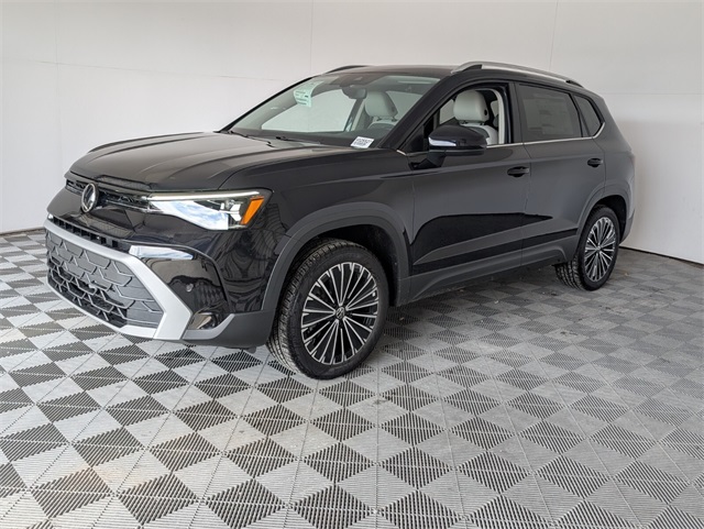 2025 Volkswagen Taos SE photo 3