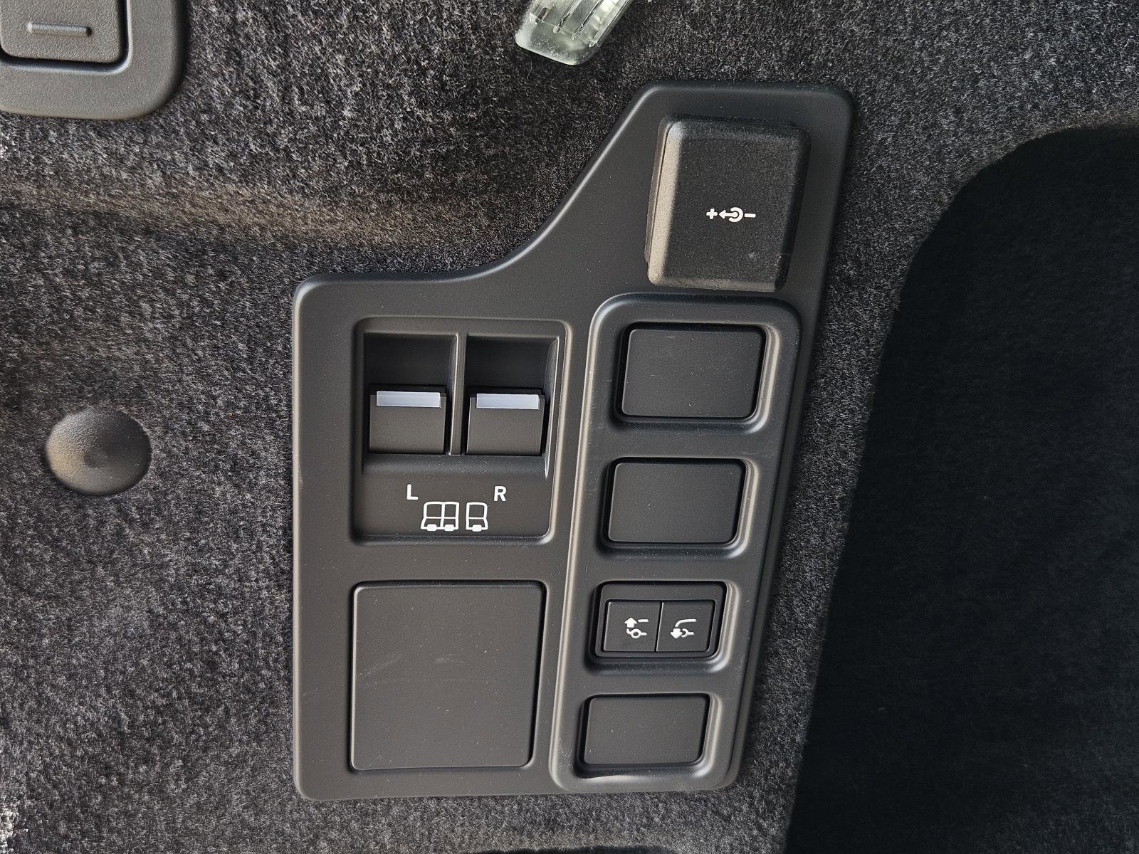 2025 Land Rover Discovery P360 Dynamic SE photo 12