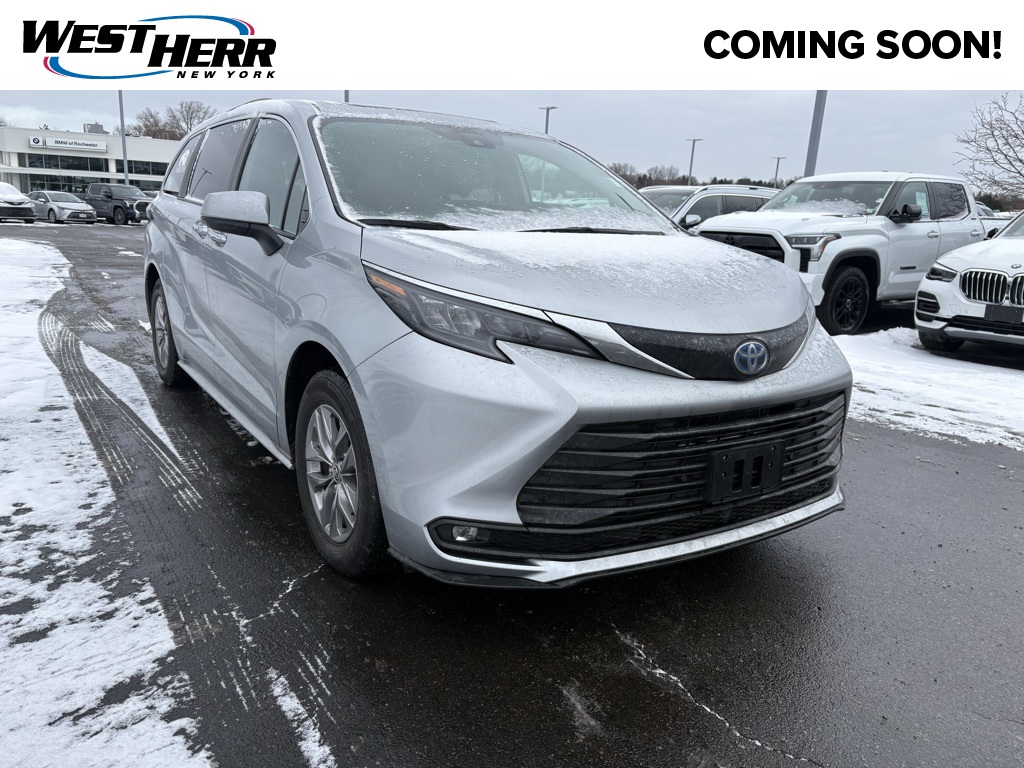 2025 Toyota Sienna XLE's photo