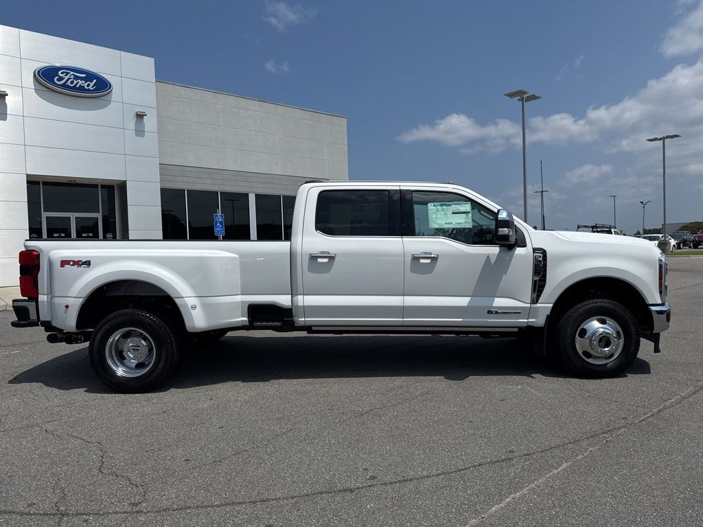 2025 Ford F-350 Lariat photo 2