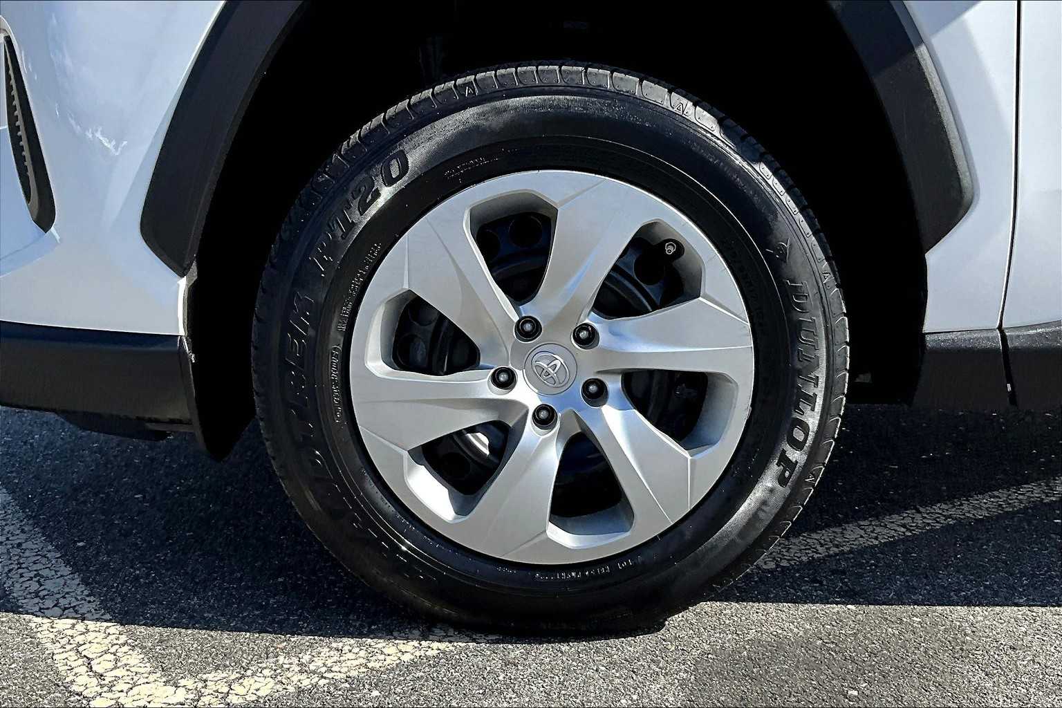 2022 Toyota RAV4 LE photo 7