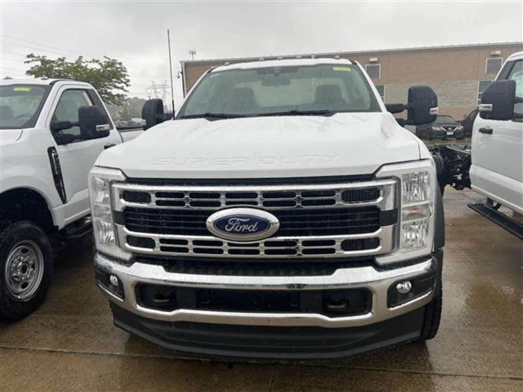 2025 Ford F-600 photo 2