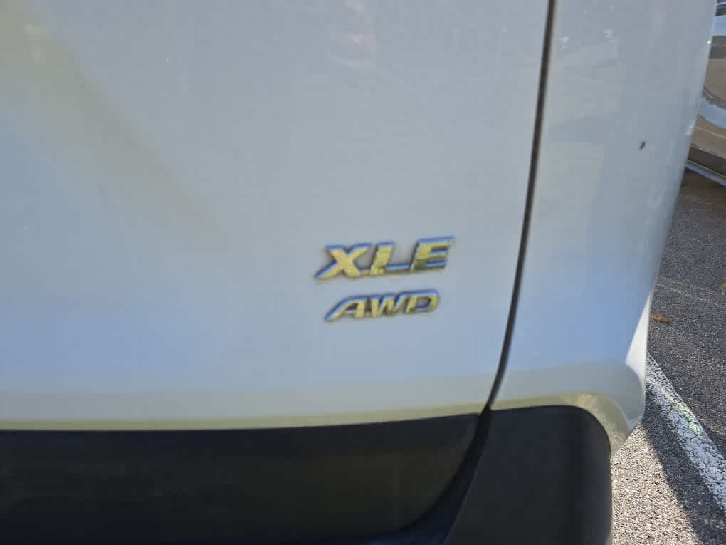 2019 Toyota RAV4 XLE photo 3