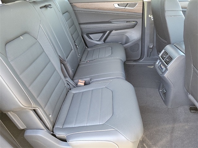2025 Volkswagen Atlas SEL photo 4