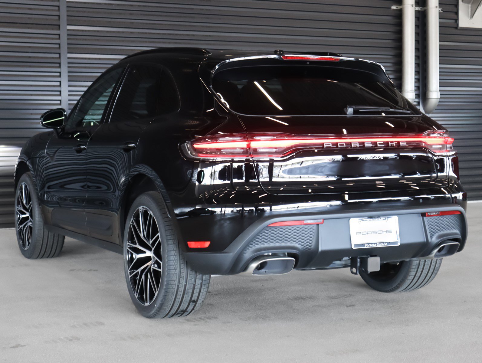2025 Porsche Macan T photo 3