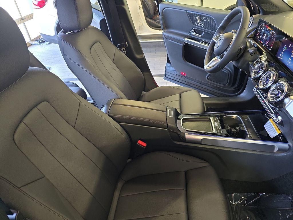 2025 Mercedes Benz GLB 250 photo 10
