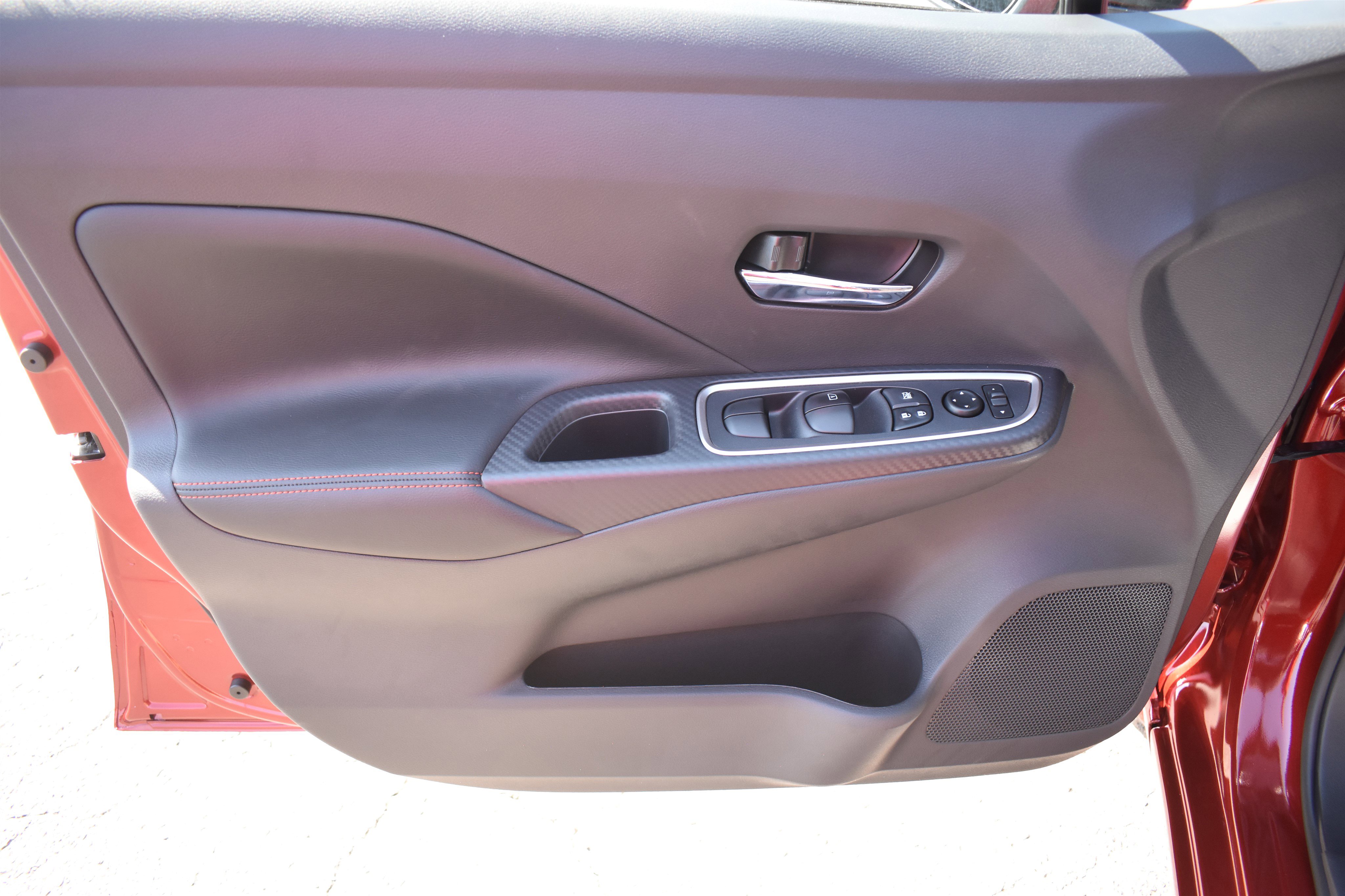 2025 Nissan Versa SR photo 4