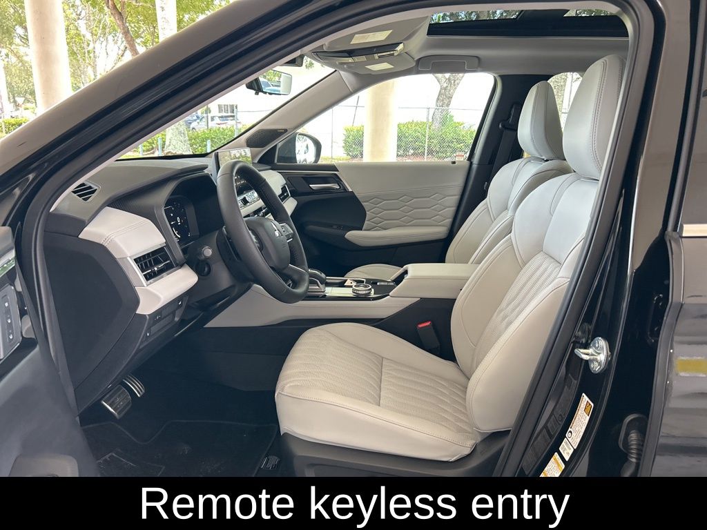 2025 Mitsubishi Outlander SEL photo 3
