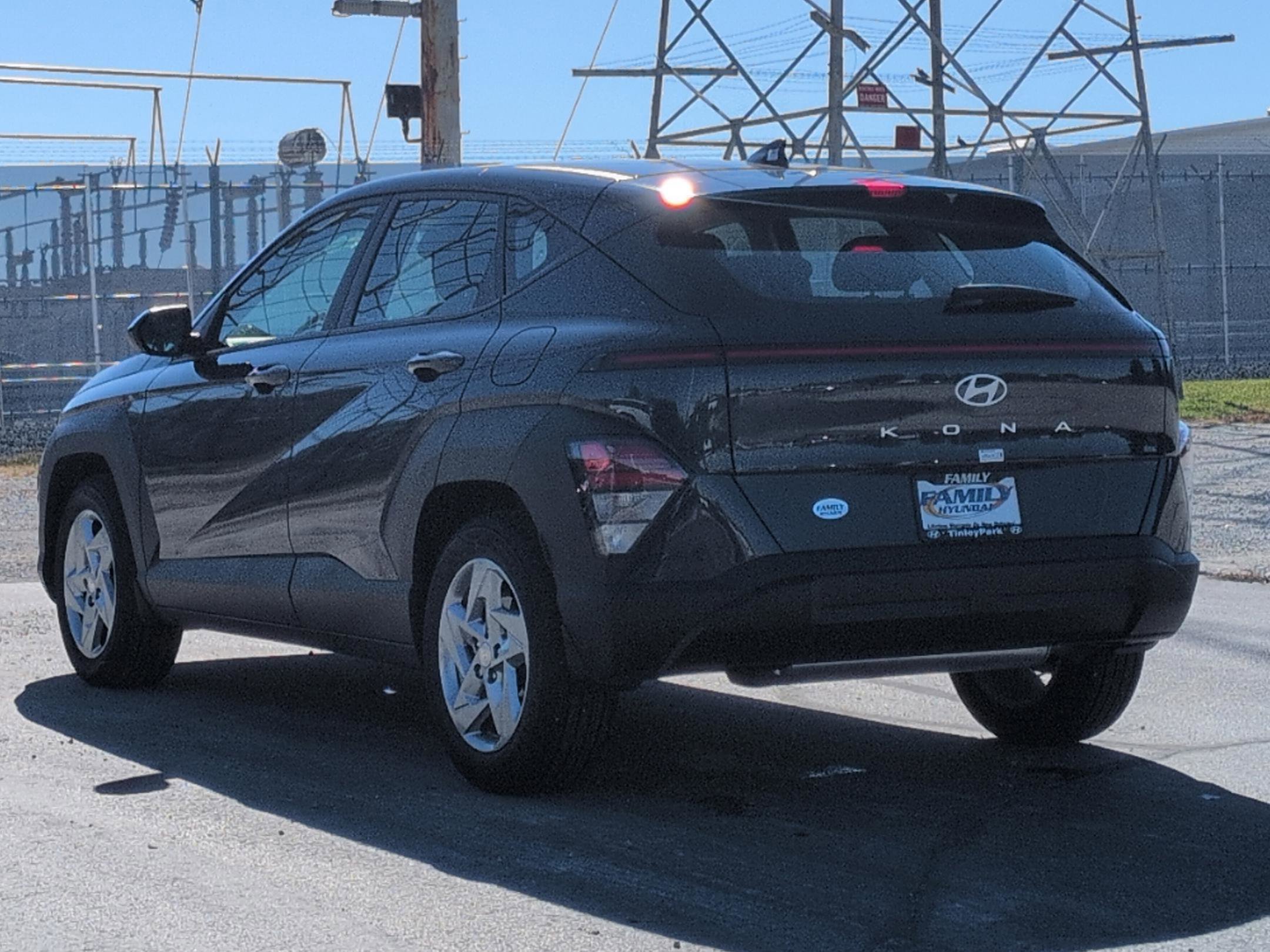2025 Hyundai Kona SE photo 3