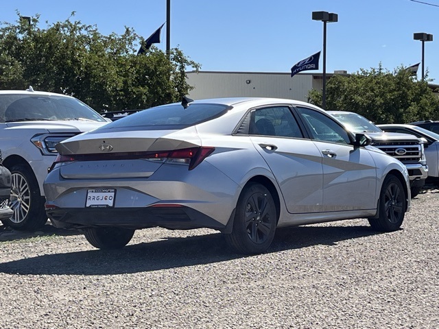 2023 Hyundai Elantra SEL photo 4
