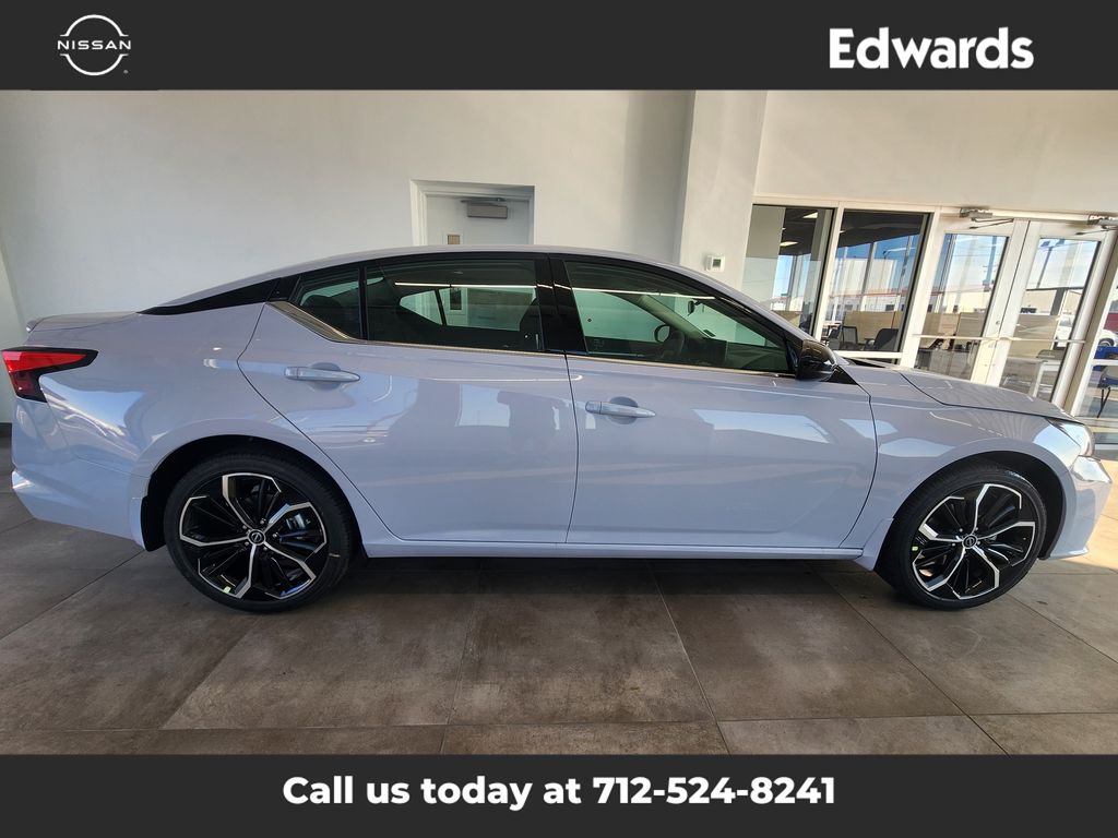 2025 Nissan Altima SR's photo