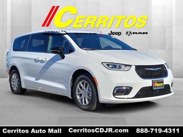 2026 Chrysler Pacifica Select's photo