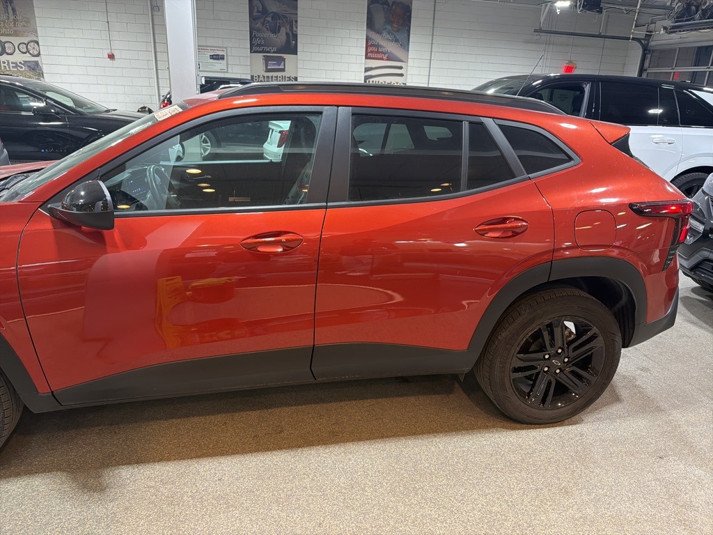 2024 CHEVROLET TRAX - Image 2