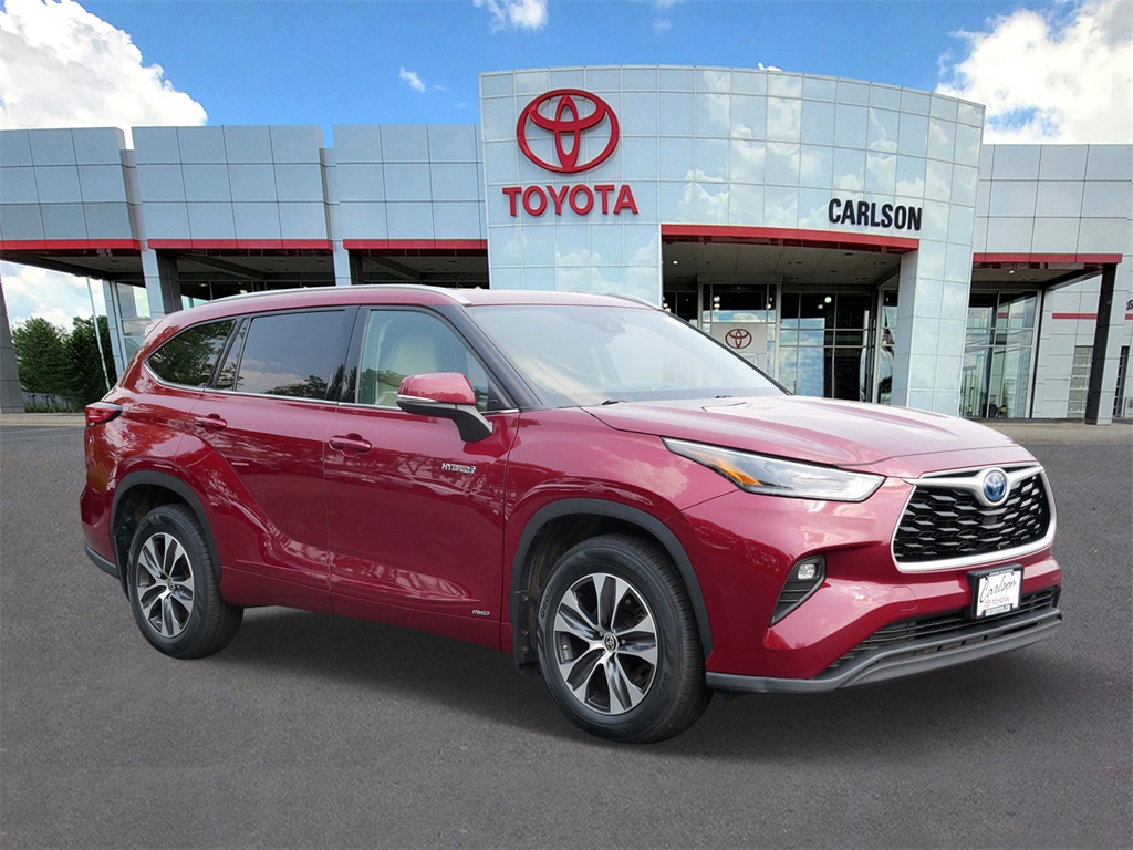 Used 2021 Toyota Highlander XLE with VIN 5TDGBRCH4MS523877 for sale in Minneapolis, Minnesota