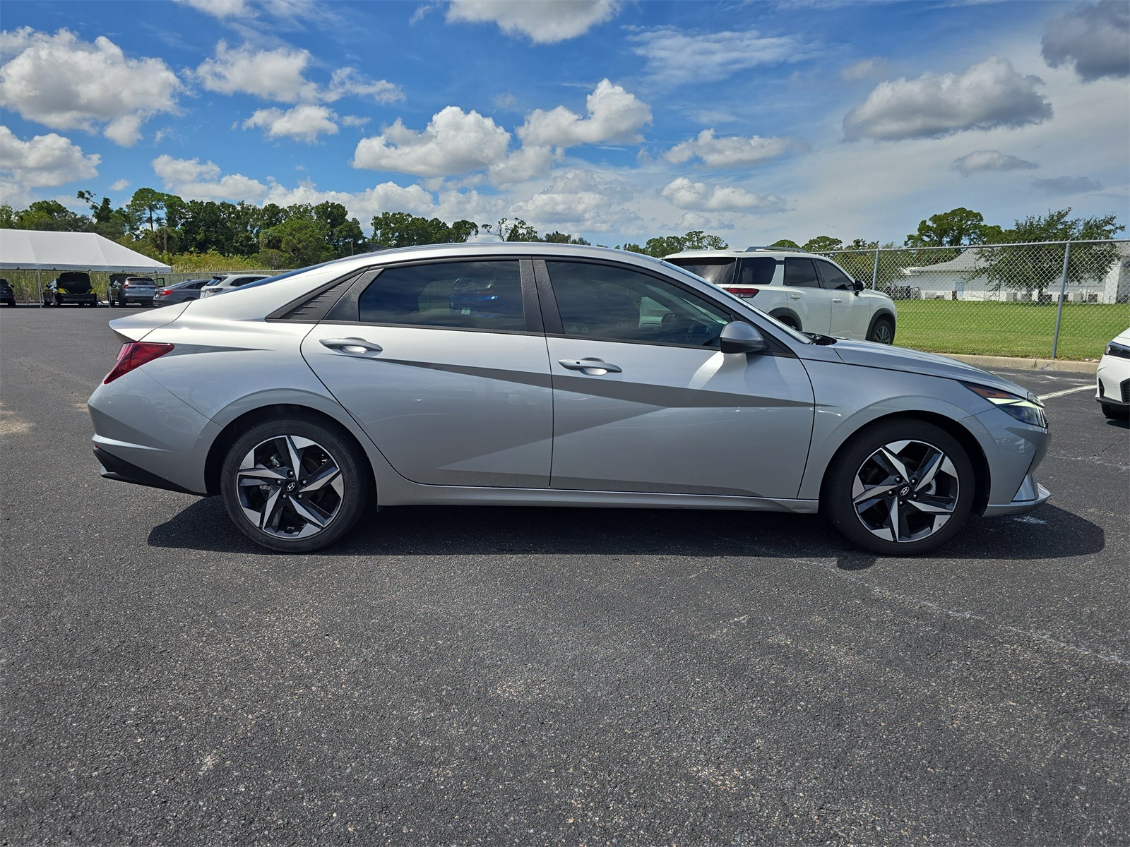 2023 Hyundai Elantra SEL Convenience photo 2