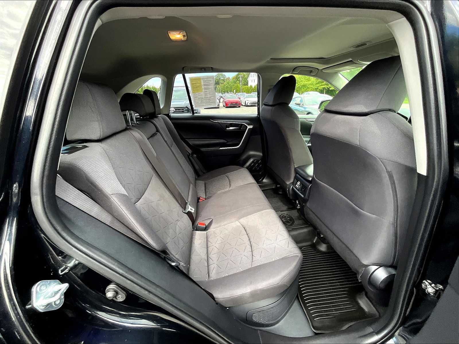 2021 Toyota RAV4 XLE photo 16