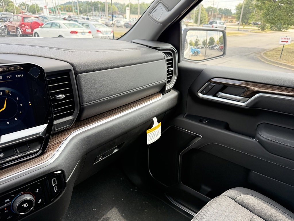 2025 Chevrolet Silverado 1500 LT photo 18