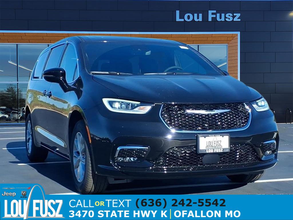 2026 Chrysler Pacifica Select's photo