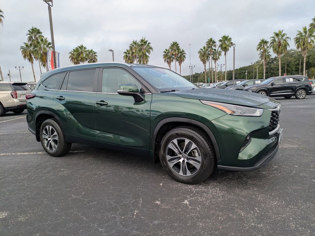 2024 Toyota Highlander LE photo 2