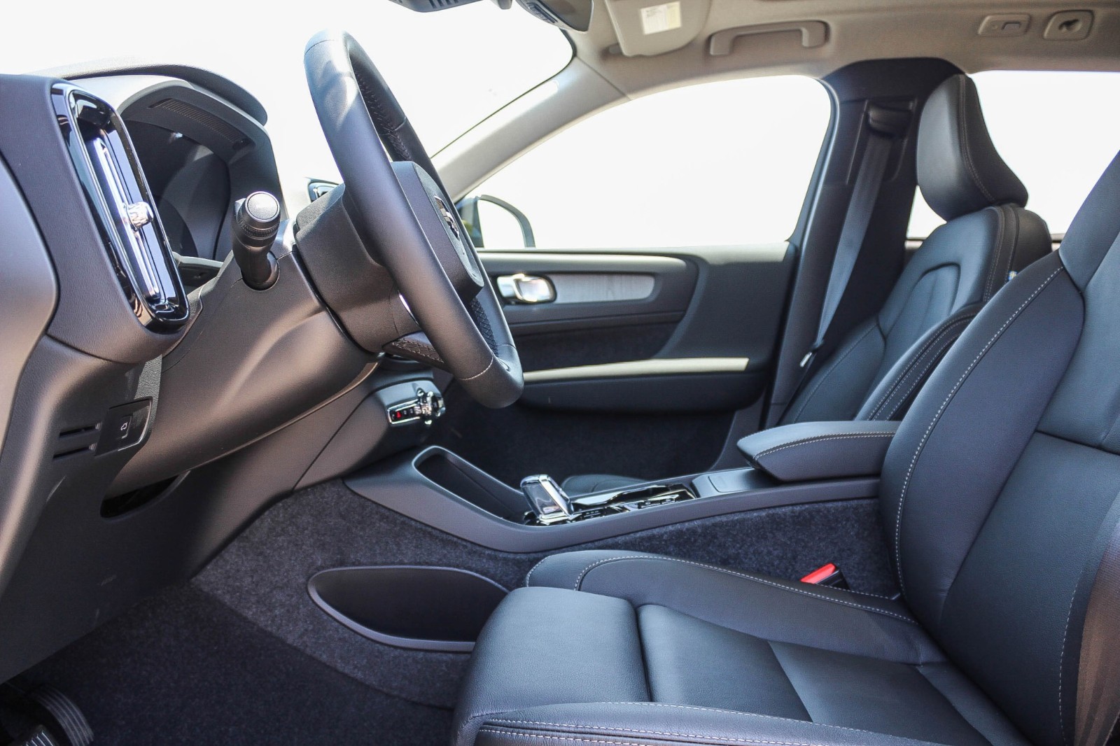 2025 Volvo XC40 Plus photo 17