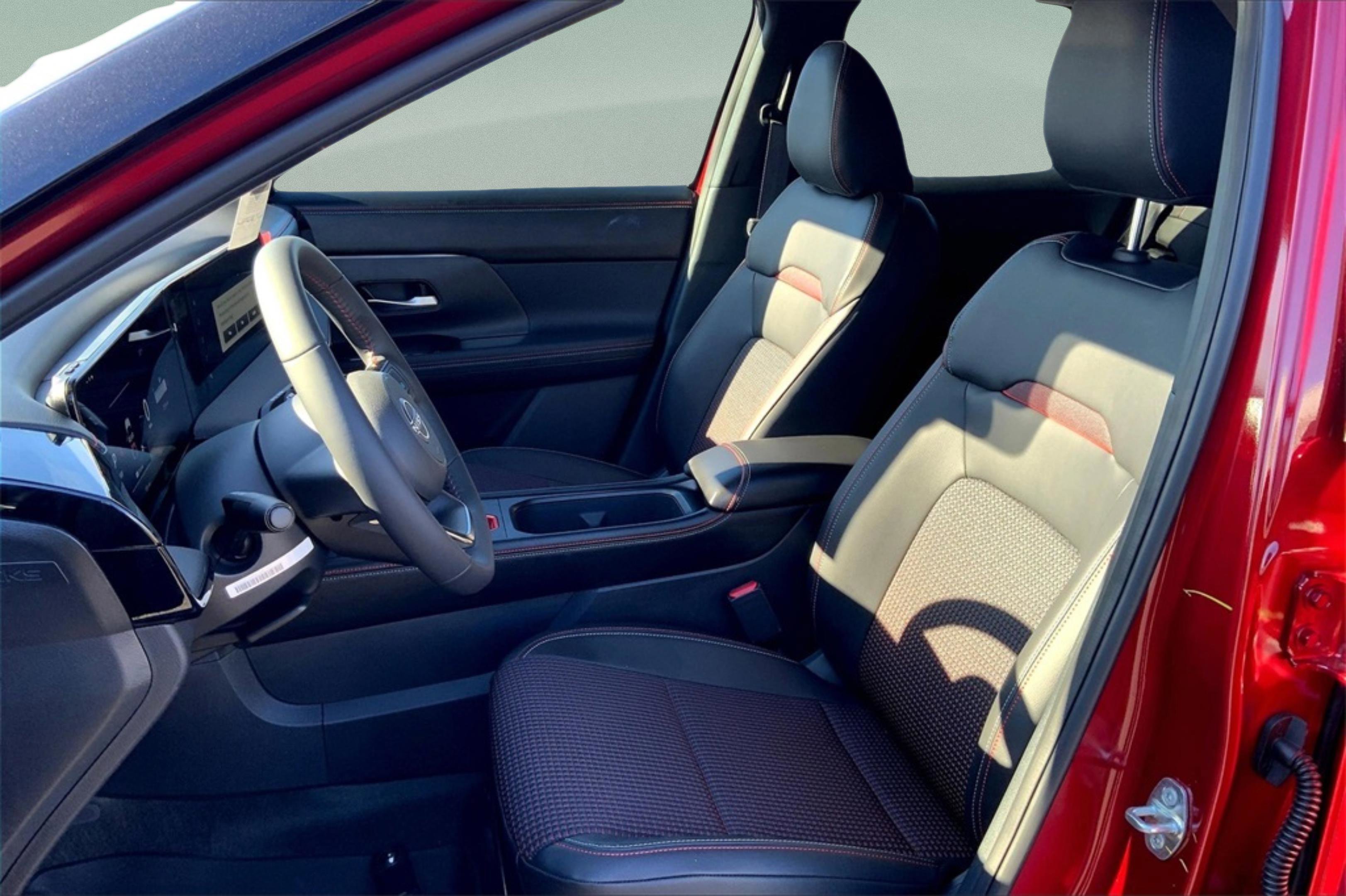 2025 Nissan Kicks SR photo 9