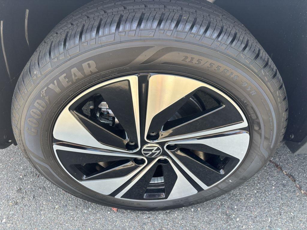 2025 Volkswagen Taos SE photo 9