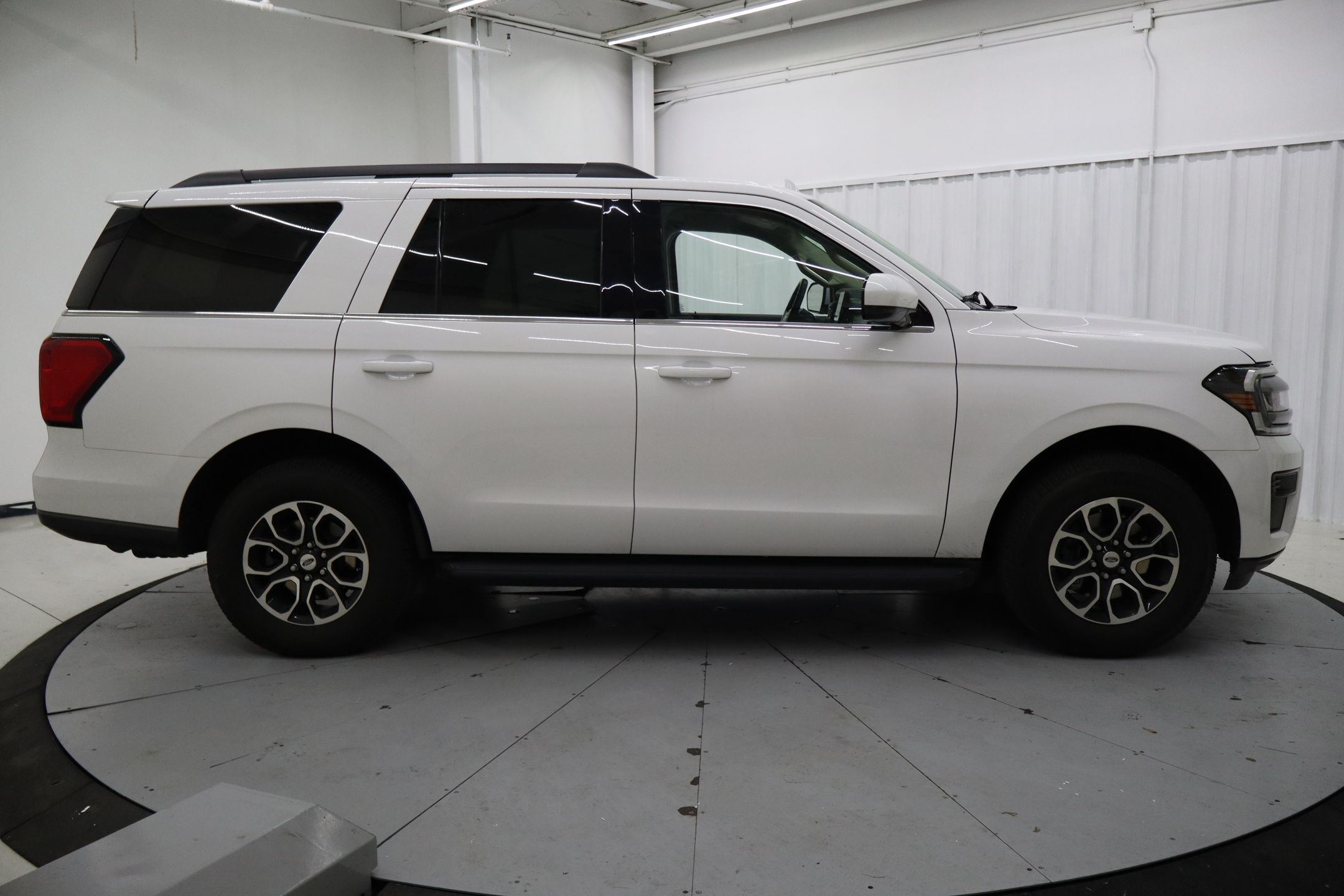 2022 Ford Expedition XLT photo 2