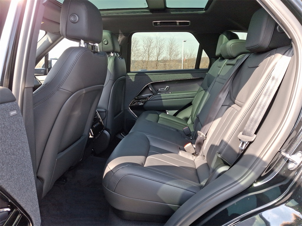2025 Land Rover Range Rover Sport SE photo 4
