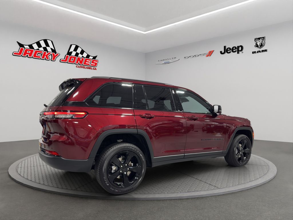 2025 Jeep Grand Cherokee Laredo Altitude photo 2