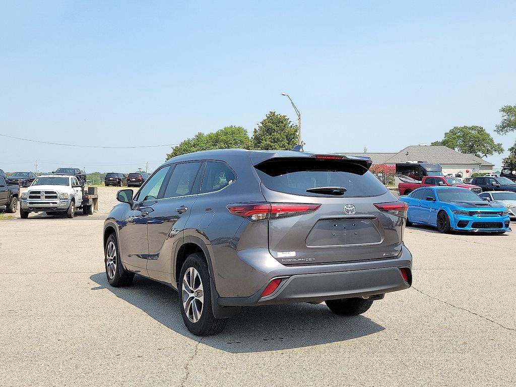 2024 Toyota Highlander XLE photo 3