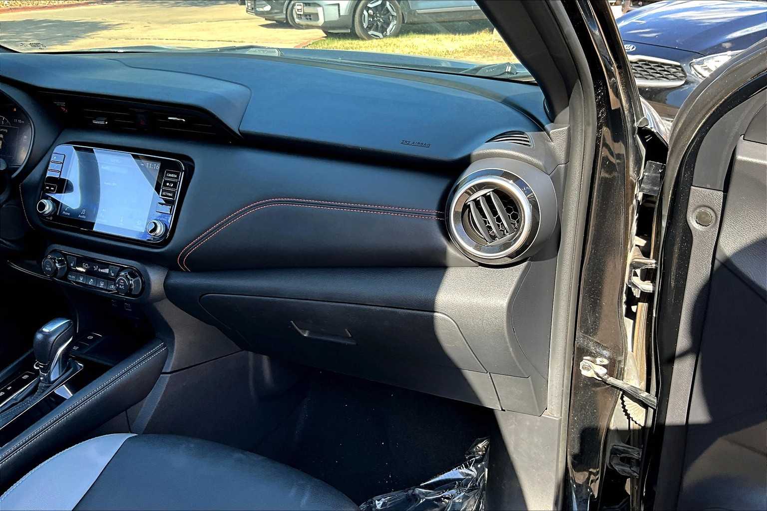 2021 Nissan Kicks SR photo 12