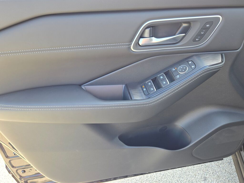 2026 Nissan Rogue Platinum photo 14
