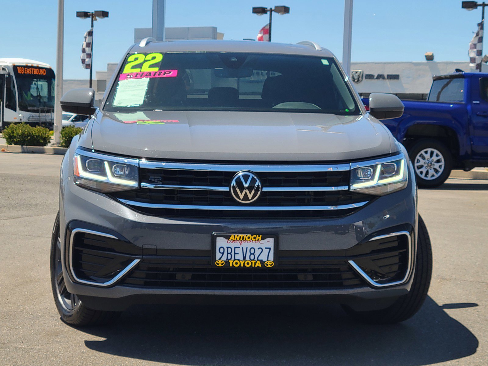 2022 Volkswagen Atlas Cross Sport SEL R-Line photo 2