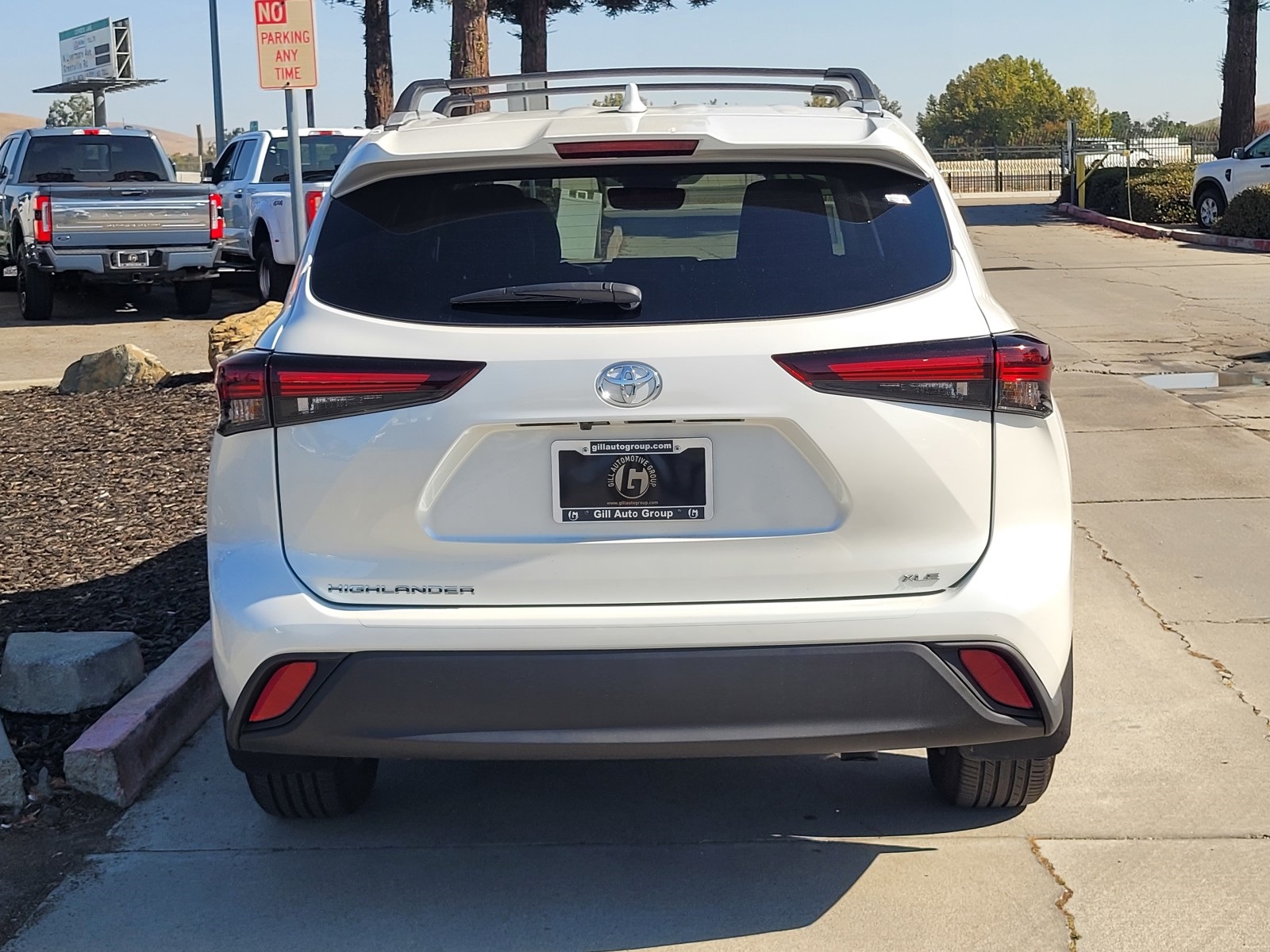2024 Toyota Highlander LE photo 4